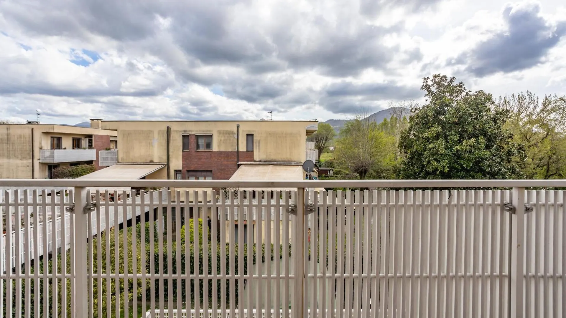 Lucca Bright Apartament With Balcony And Parking! アパート